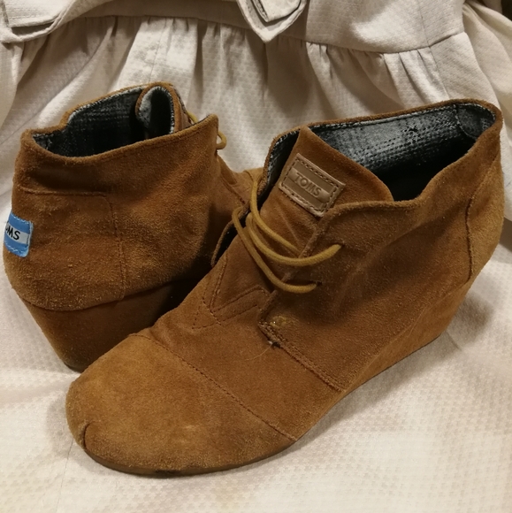 TOMS Tan suede booties - Picture 2 of 3